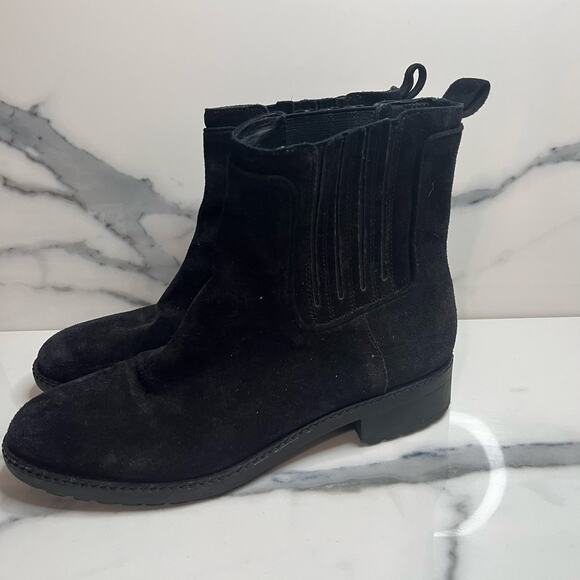 Via Spiga Women's Classic Black Suede Lug Sole Pull On Erisa Chelsea Boot Sz 8.5 - Picture 3 of 9